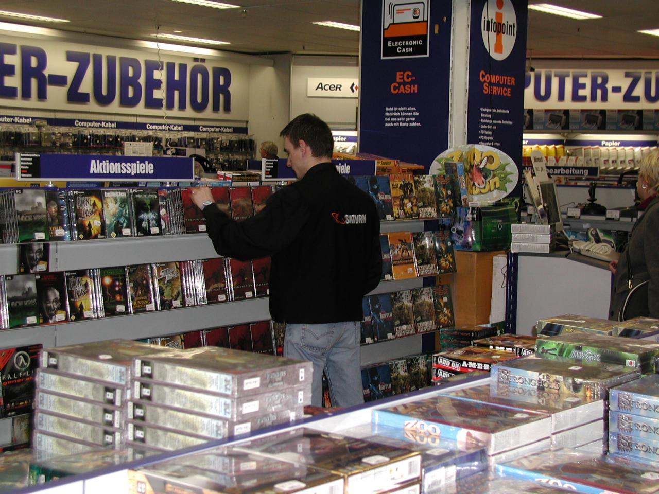 [02/02/2002] Nachschlag: Sobald sich die Produktreihen in einem Regal lichten, wird aufgefüllt.